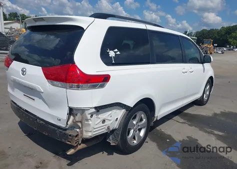 2014 Toyota Sienna Le V6 8 Passenger z USA, uszkodzony, nr VIN 5TDKK3DC3ES438458